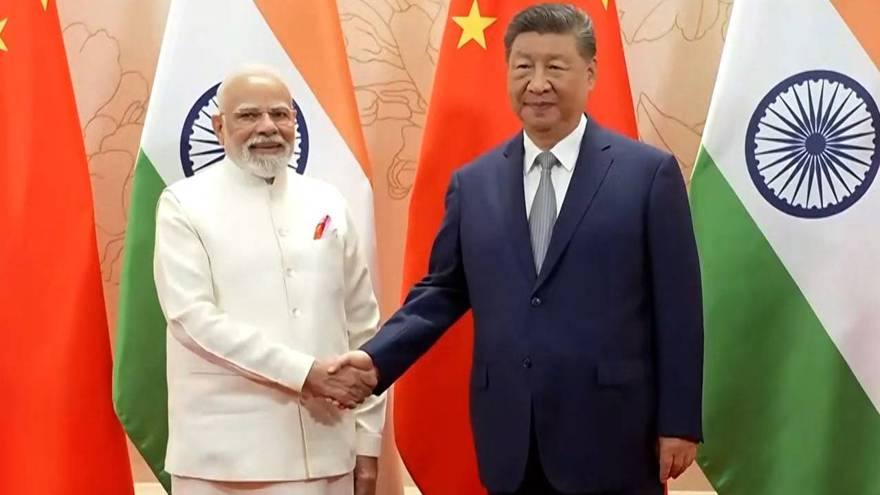Modi China visit : చైనాలో ప్రధాని మోదీ పర్యటన.. ఆ దేశ అధ్యక్షుడు జిన్పింగ్తో భేటీ.. ద్వైపాక్షిక సహకారంతోనే ప్రజా సంక్షేమం Modi China visit : చైనాలో ప్రధాని మోదీ పర్యటన.. ఆ దేశ అధ్యక్షుడు జిన్పింగ్తో భేటీ.. ద్వైపాక్షిక సహకారంతోనే ప్రజా సంక్షేమం