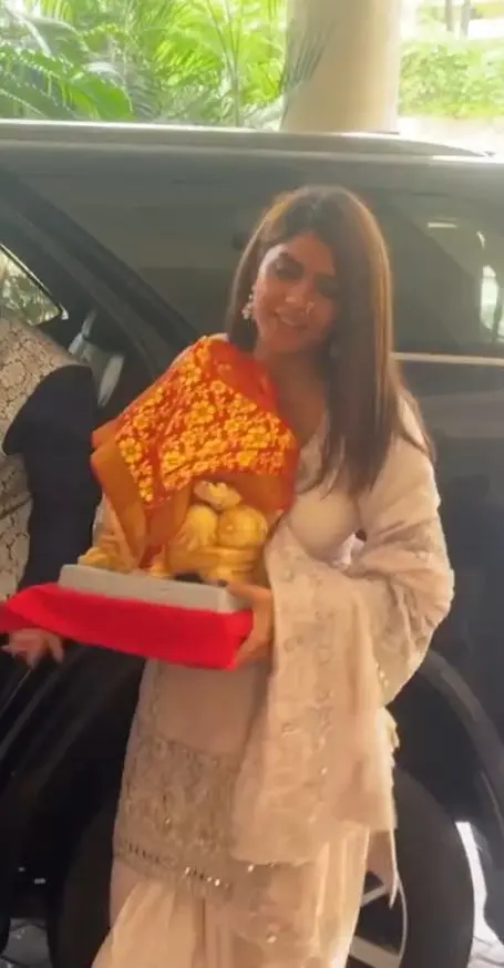 Mrunal Thakur Vinayaka Chavithi Pooja