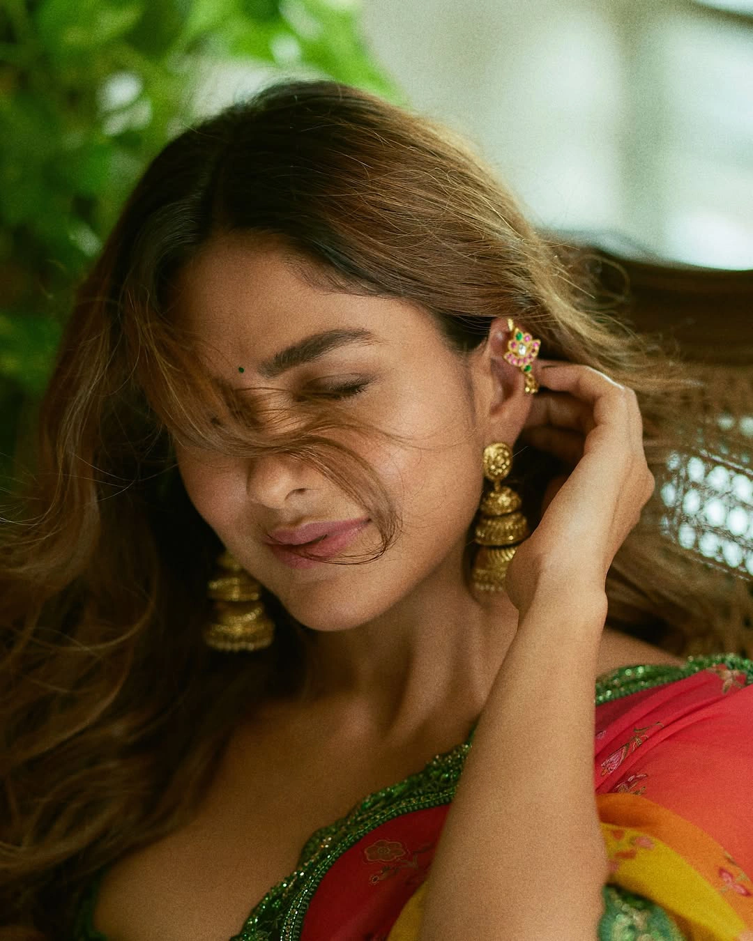 Mrunal Thakur Shines in Saree