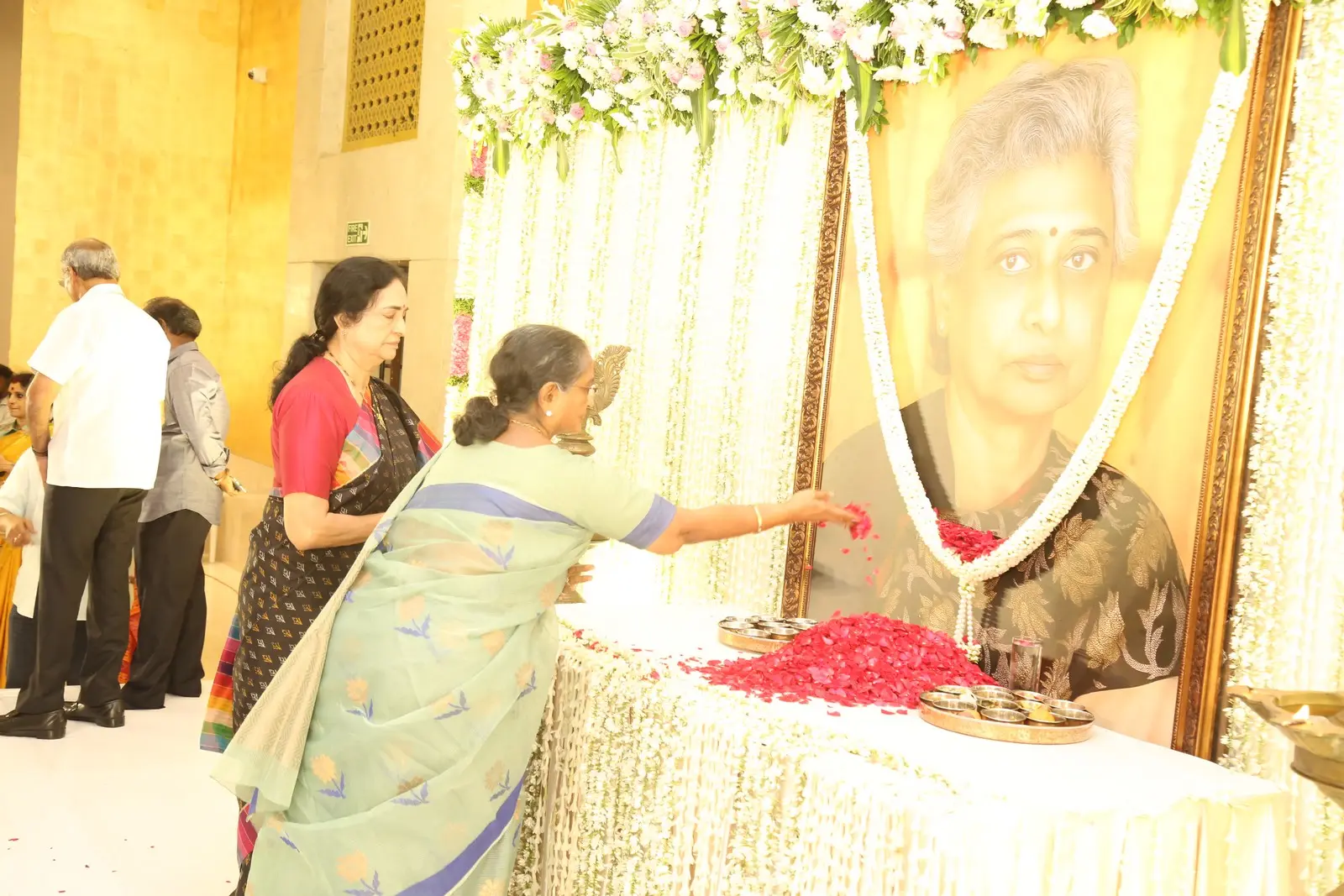 Nandamuri Family Tributes to Nandamuri Padmaja
