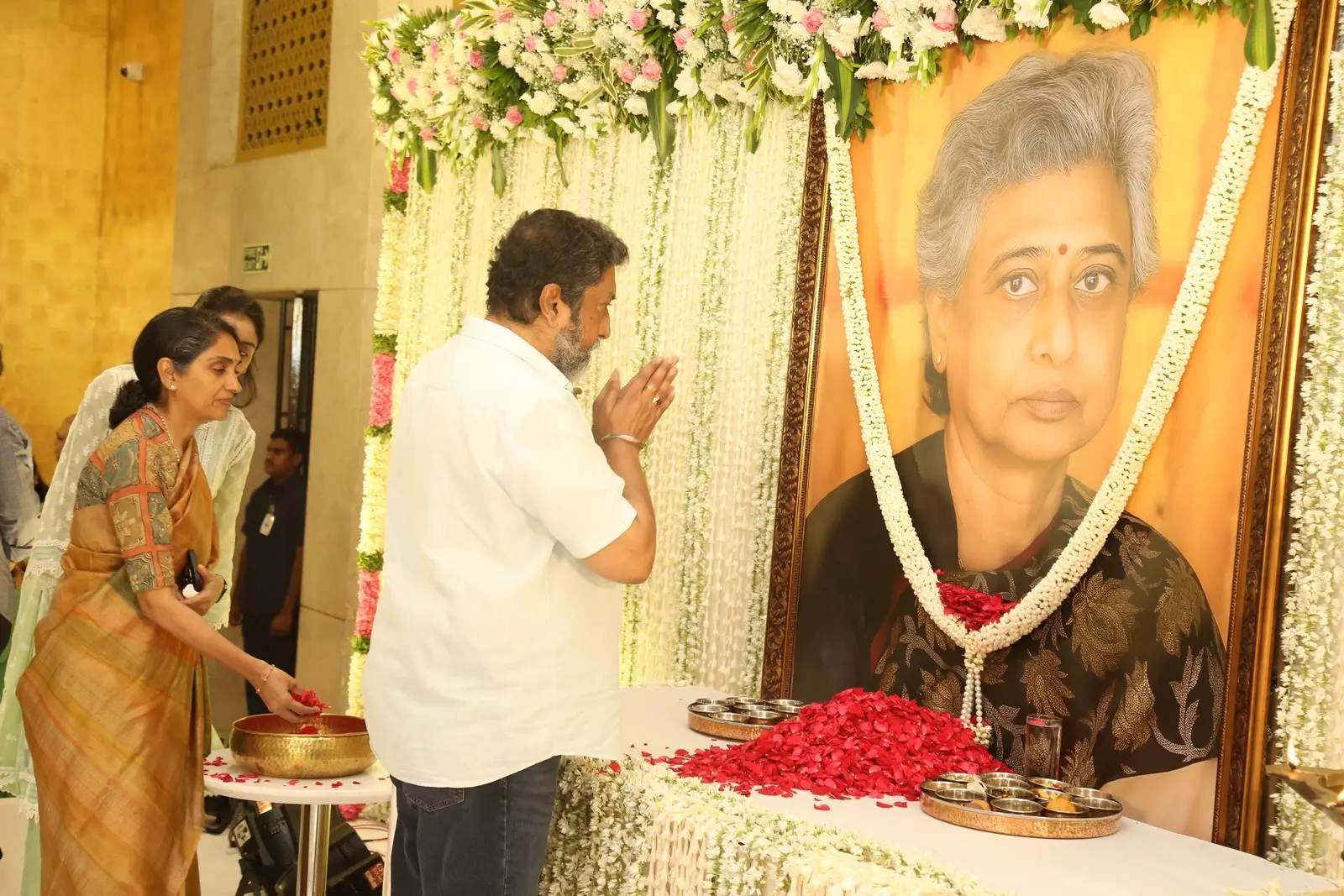 Nandamuri Family Tributes to Nandamuri Padmaja