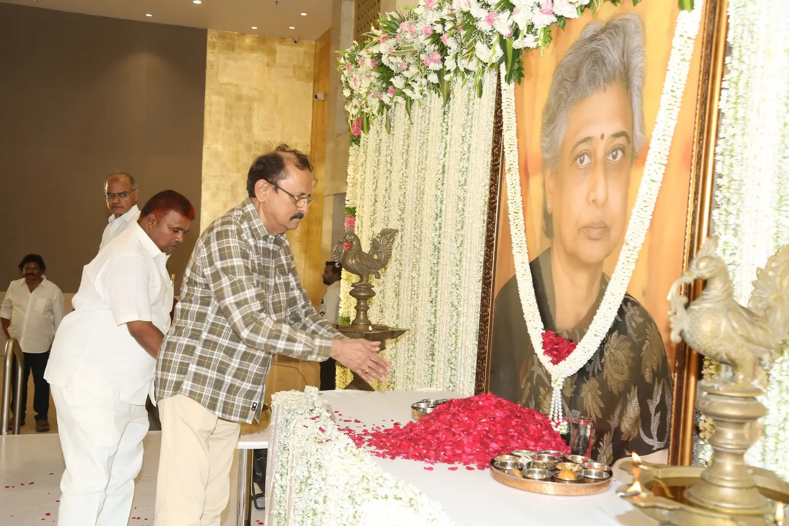 Nandamuri Family Tributes to Nandamuri Padmaja