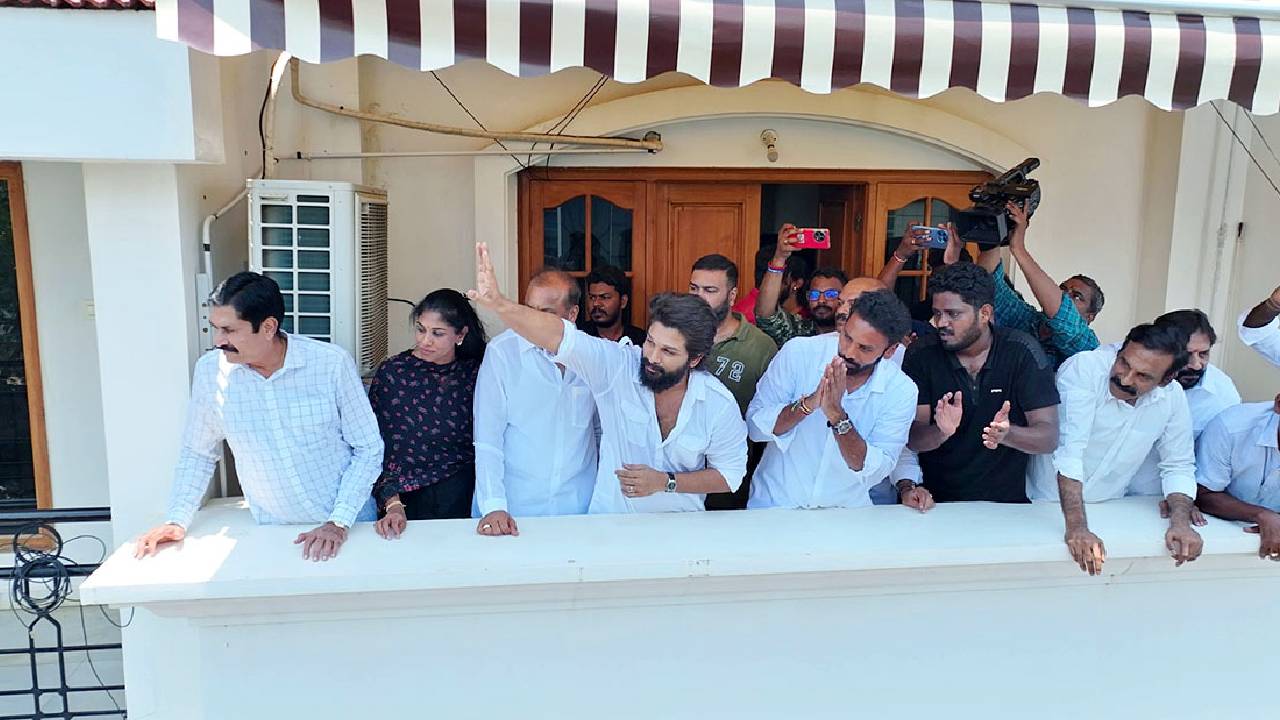 నంద్యాలలో అల్లు అర్జున్ పర్యటన కేసు.. విశ్రాంత ఐపీఎస్ అధికారి కె.రఘువీర్ రెడ్డిపై క్రమశిక్షణా చర్యలకు ఉపక్రమించాలని ఉత్తర్వులు నంద్యాలలో అల్లు అర్జున్ పర్యటన కేసు.. విశ్రాంత ఐపీఎస్ అధికారి కె.రఘువీర్ రెడ్డిపై క్రమశిక్షణా చర్యలకు ఉపక్రమించాలని ఉత్తర్వులు