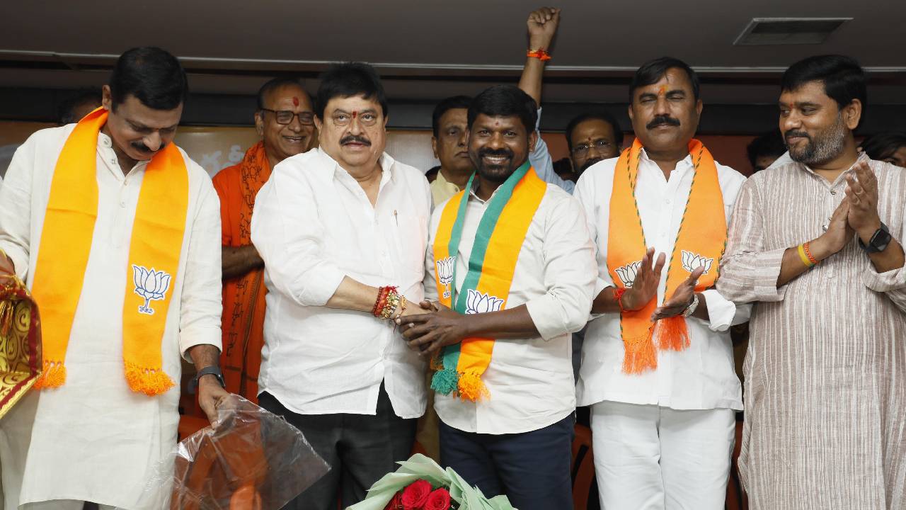 అసలు గువ్వల బాలరాజు పార్టీ ఎందుకు మారారు? ఈ రెండు కారణాలే బీజేపీ వైపు నడిపించాయా? అసలు గువ్వల బాలరాజు పార్టీ ఎందుకు మారారు? ఈ రెండు కారణాలే బీజేపీ వైపు నడిపించాయా?
