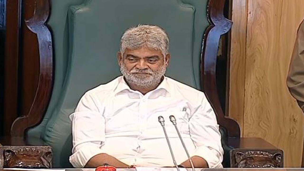 Telangana Speaker: ఫిరాయింపులపై యాక్షన్ షురూ చేసిన తెలంగాణ స్పీకర్.. ఆ పది మందికి నోటీసులు..! ముగ్గురిపై వేటు? ఇప్పుడు దీనిపైనే ఉత్కంఠ Telangana Speaker: ఫిరాయింపులపై యాక్షన్ షురూ చేసిన తెలంగాణ స్పీకర్.. ఆ పది మందికి నోటీసులు..! ముగ్గురిపై వేటు? ఇప్పుడు దీనిపైనే ఉత్కంఠ