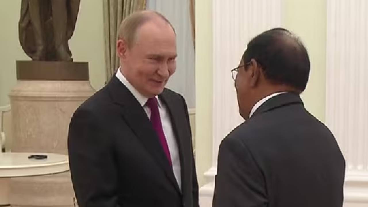భారత్పై ట్రంప్ టారిఫ్లు విధించిన వేళ.. రష్యా అధ్యక్షుడు పుతిన్తో ఎన్ఎస్ఏ అజిత్ ఢోభాల్ కీలక భేటీ భారత్పై ట్రంప్ టారిఫ్లు విధించిన వేళ.. రష్యా అధ్యక్షుడు పుతిన్తో ఎన్ఎస్ఏ అజిత్ ఢోభాల్ కీలక భేటీ