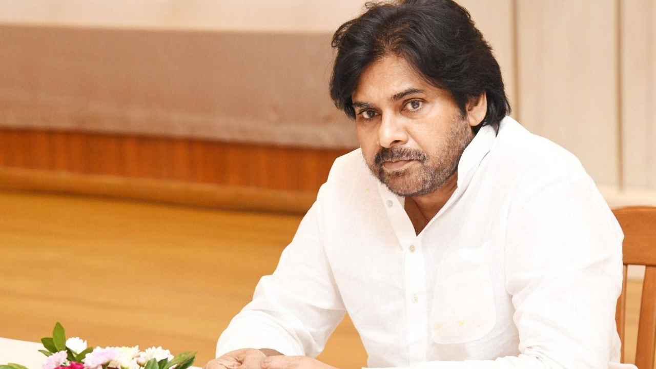 Pawan Kalyan: రూటు మార్చిన జనసేనాని.. టీడీపీ, వైసీపీకి ధీటుగా స్ట్రాంగ్ ఫోర్స్గా రెడీ అయ్యే స్కెచ్..! Pawan Kalyan: రూటు మార్చిన జనసేనాని.. టీడీపీ, వైసీపీకి ధీటుగా స్ట్రాంగ్ ఫోర్స్గా రెడీ అయ్యే స్కెచ్..!