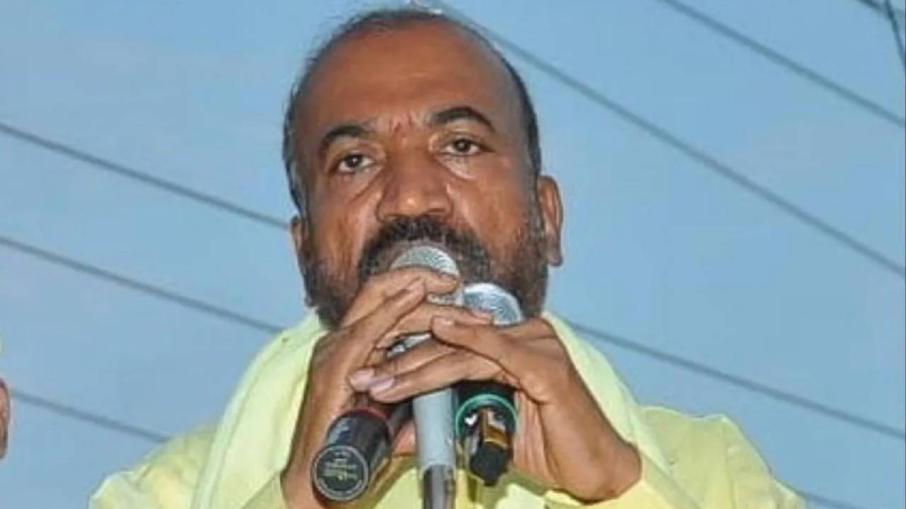 నేను అనంతపురంలోనే పుట్టా.. ఇక్కడే పోతా.. వాళ్లే వెళ్లిపోతారు : మాజీ ఎమ్మెల్యే ప్రభాకర్ చౌదరి నేను అనంతపురంలోనే పుట్టా.. ఇక్కడే పోతా.. వాళ్లే వెళ్లిపోతారు : మాజీ ఎమ్మెల్యే ప్రభాకర్ చౌదరి