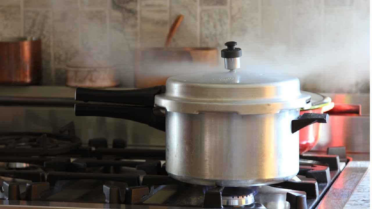 Pressure Cooker: బాబోయ్.. ఆ కుక్కర్ ఇంత డేంజరా? బీకేర్ ఫుల్.. వెంటనే మార్చేయండి..! లేదంటే.. Pressure Cooker: బాబోయ్.. ఆ కుక్కర్ ఇంత డేంజరా? బీకేర్ ఫుల్.. వెంటనే మార్చేయండి..! లేదంటే..