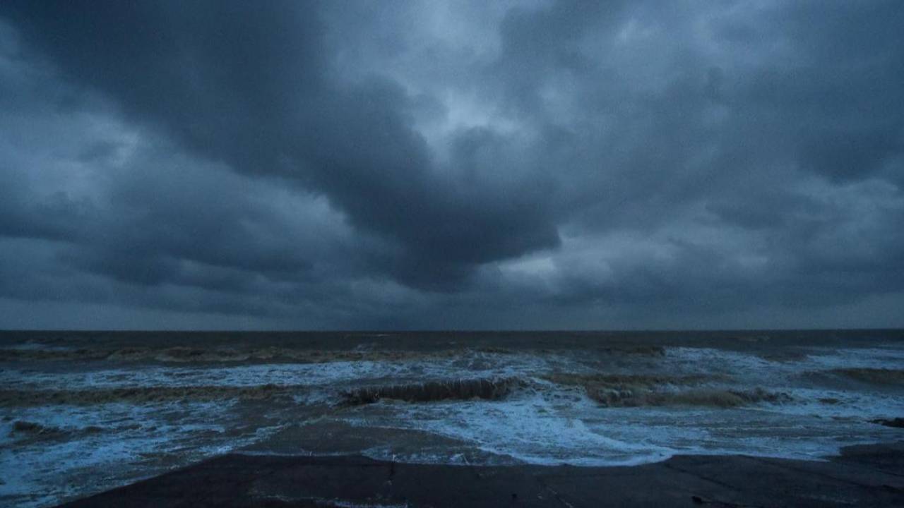 Heavy Rain Alert : వామ్మో.. బంగాళాఖాతంలో మరో మూడు అల్పపీడనాలు.. అతిభారీ వర్షాలు కురవబోతున్నాయ్.. Heavy Rain Alert : వామ్మో.. బంగాళాఖాతంలో మరో మూడు అల్పపీడనాలు.. అతిభారీ వర్షాలు కురవబోతున్నాయ్..