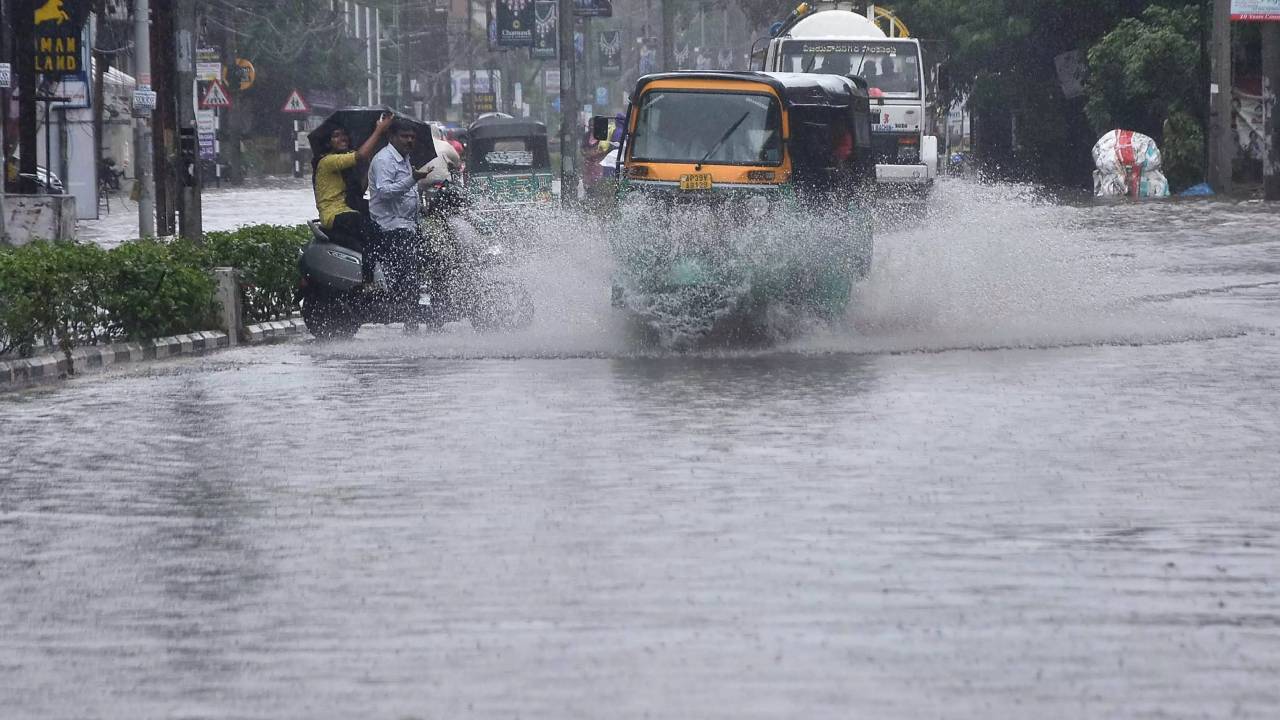 Rains: బాబోయ్.. మరో బాంబ్ పేల్చిన వాతావరణ శాఖ.. ఏపీ ప్రజలకు బిగ్ అలర్ట్.. ఆ జిల్లాల్లో అత్యంత భారీ వర్షాలు.. బయటకు రావొద్దు.. Rains: బాబోయ్.. మరో బాంబ్ పేల్చిన వాతావరణ శాఖ.. ఏపీ ప్రజలకు బిగ్ అలర్ట్.. ఆ జిల్లాల్లో అత్యంత భారీ వర్షాలు.. బయటకు రావొద్దు..