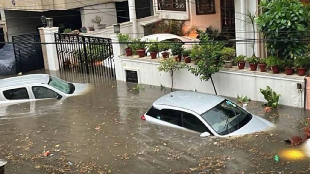 Rain in Delhi: ఢిల్లీలో భారీ వర్షం.. గోడ కూలి 8 మంది మృతి Rain in Delhi: ఢిల్లీలో భారీ వర్షం.. గోడ కూలి 8 మంది మృతి