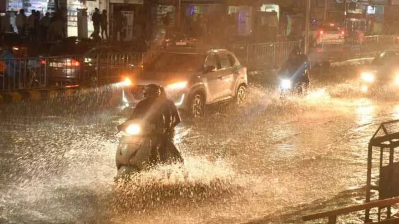 రెడ్ అలర్ట్.. రెడ్ అలర్ట్.. ఈ జిల్లాలకు అతి భారీ వర్షాలు.. అస్సలు బయటకు రావొద్దు.. బీ కేర్ ఫుల్.. రెడ్ అలర్ట్.. రెడ్ అలర్ట్.. ఈ జిల్లాలకు అతి భారీ వర్షాలు.. అస్సలు బయటకు రావొద్దు.. బీ కేర్ ఫుల్..