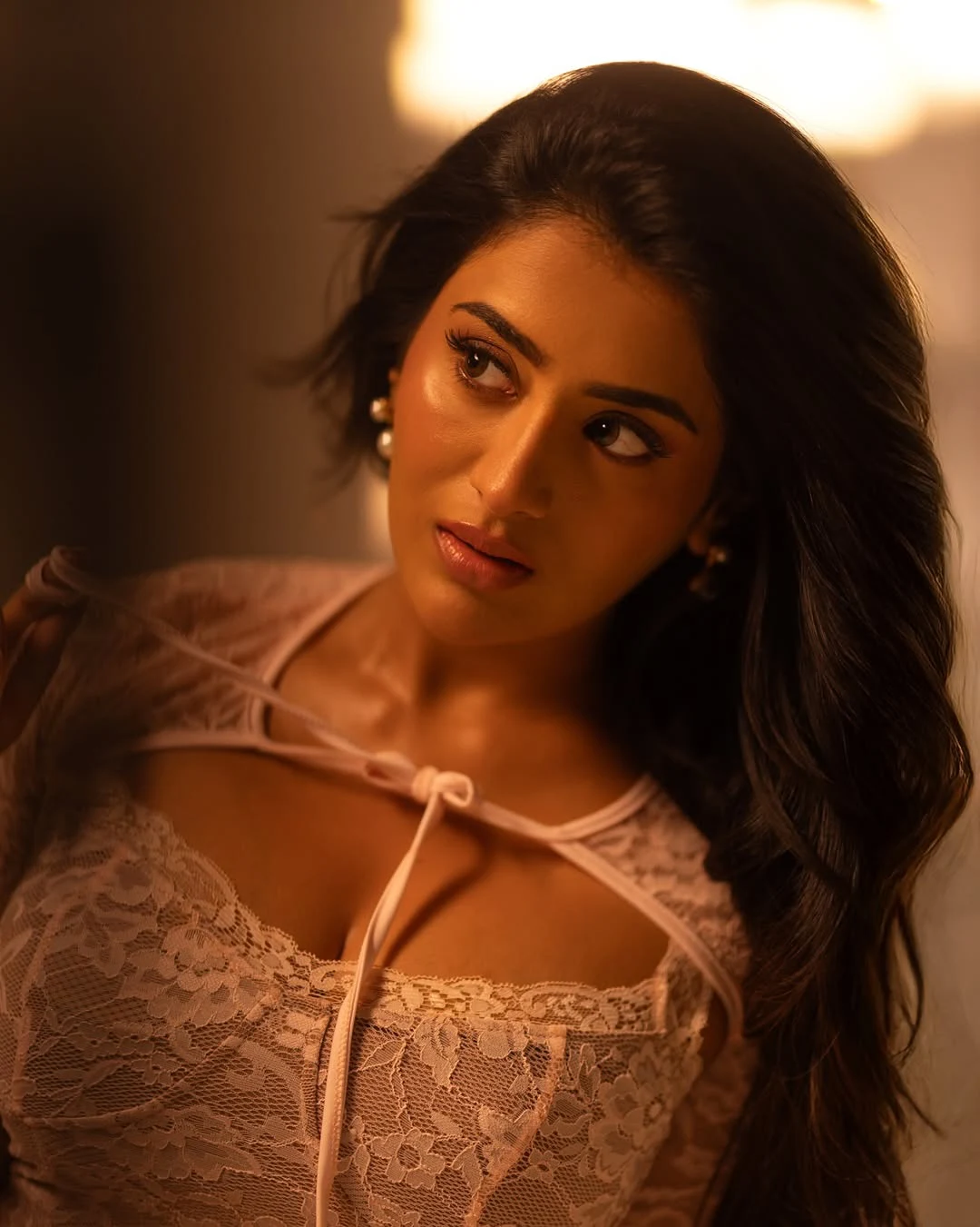 Rashi Singh Sizzling Poses