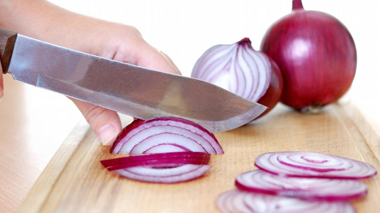 Onion Benefits: పచ్చి ఉల్లితో పుట్టెడు లాభాలు.. గుండె, షుగర్ అన్నీ సేఫ్.. ఇంకా చాలానే ఉన్నాయి Onion Benefits: పచ్చి ఉల్లితో పుట్టెడు లాభాలు.. గుండె, షుగర్ అన్నీ సేఫ్.. ఇంకా చాలానే ఉన్నాయి