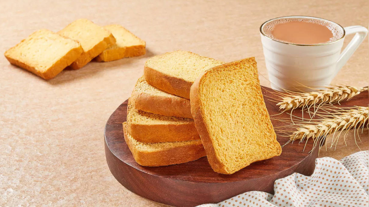 Health Risk with Rusk: టీ, కాఫీలతో రస్క్ ఎక్కువగా తింటున్నారా.. అయితే రిస్క్ చేస్తున్నట్టే.. ఒకసారి ఇవి తెలుసుకోండి Health Risk with Rusk: టీ, కాఫీలతో రస్క్ ఎక్కువగా తింటున్నారా.. అయితే రిస్క్ చేస్తున్నట్టే.. ఒకసారి ఇవి తెలుసుకోండి