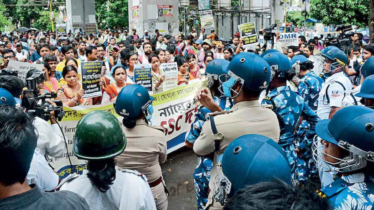 SSC Protests: SSC అభ్యర్థుల ఆందోళన బాట.. ఎందుకీ నిరసలు, తప్పు ఎక్కడ జరిగింది, విద్యార్థుల డిమాండ్స్ ఏంటి.. SSC Protests: SSC అభ్యర్థుల ఆందోళన బాట.. ఎందుకీ నిరసలు, తప్పు ఎక్కడ జరిగింది, విద్యార్థుల డిమాండ్స్ ఏంటి..