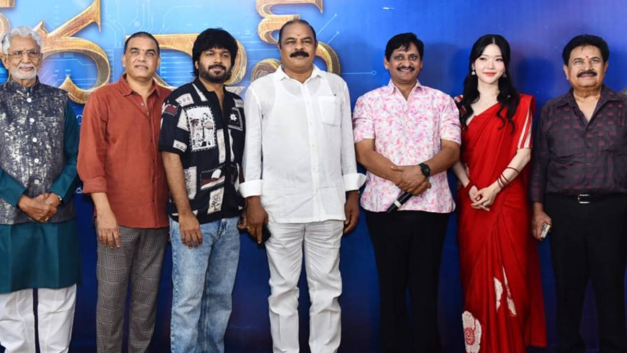 Vedavyas : కొరియన్ అమ్మాయిని టాలీవుడ్లో హీరోయిన్గా పరిచయం చేస్తున్న సీనియర్ డైరెక్టర్.. Vedavyas : కొరియన్ అమ్మాయిని టాలీవుడ్లో హీరోయిన్గా పరిచయం చేస్తున్న సీనియర్ డైరెక్టర్..