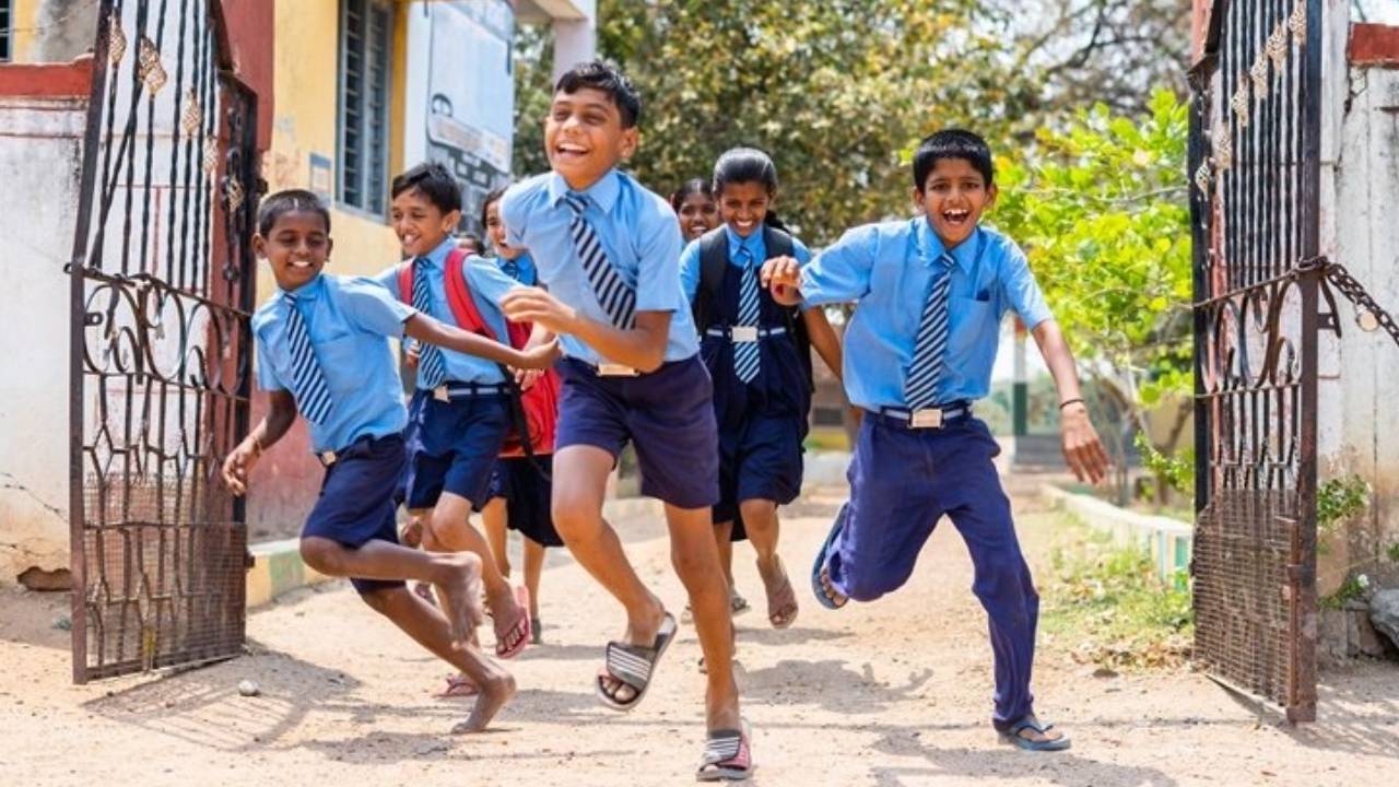 Holidays: విద్యార్థులకు గుడ్న్యూస్.. ఆగస్టు నెలలో వరుసగా సెలవులే సెలవులు.. తేదీలు ఇవే.. స్మార్ట్ఫోన్ పక్కన పెట్టి ఇలా చేయండి.. Holidays: విద్యార్థులకు గుడ్న్యూస్.. ఆగస్టు నెలలో వరుసగా సెలవులే సెలవులు.. తేదీలు ఇవే.. స్మార్ట్ఫోన్ పక్కన పెట్టి ఇలా చేయండి..