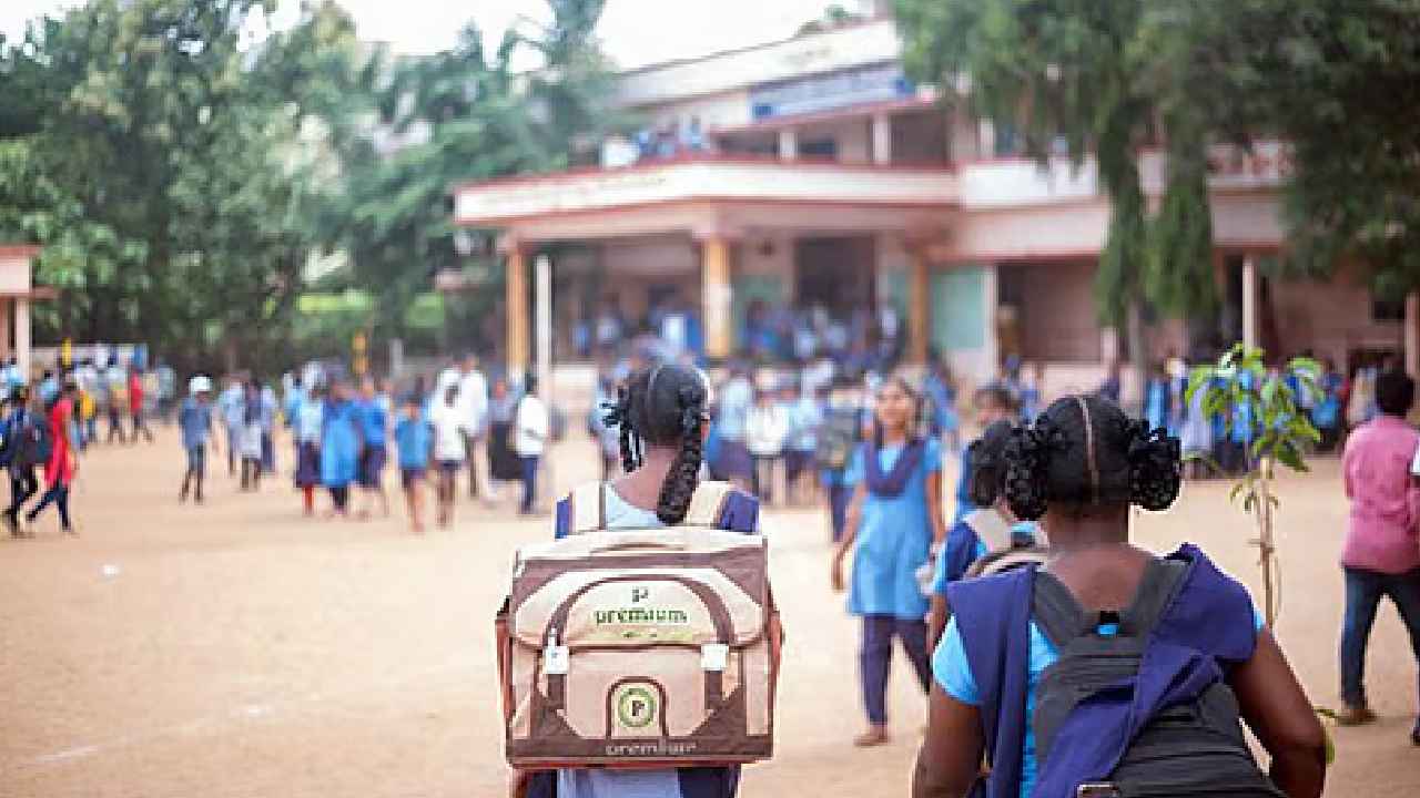 Schools: స్కూళ్లలో ఇవి నిషేధం.. వారికి నో ఎంట్రీ.. ఏపీ ప్రభుత్వం కీలక నిర్ణయం.. Schools: స్కూళ్లలో ఇవి నిషేధం.. వారికి నో ఎంట్రీ.. ఏపీ ప్రభుత్వం కీలక నిర్ణయం..
