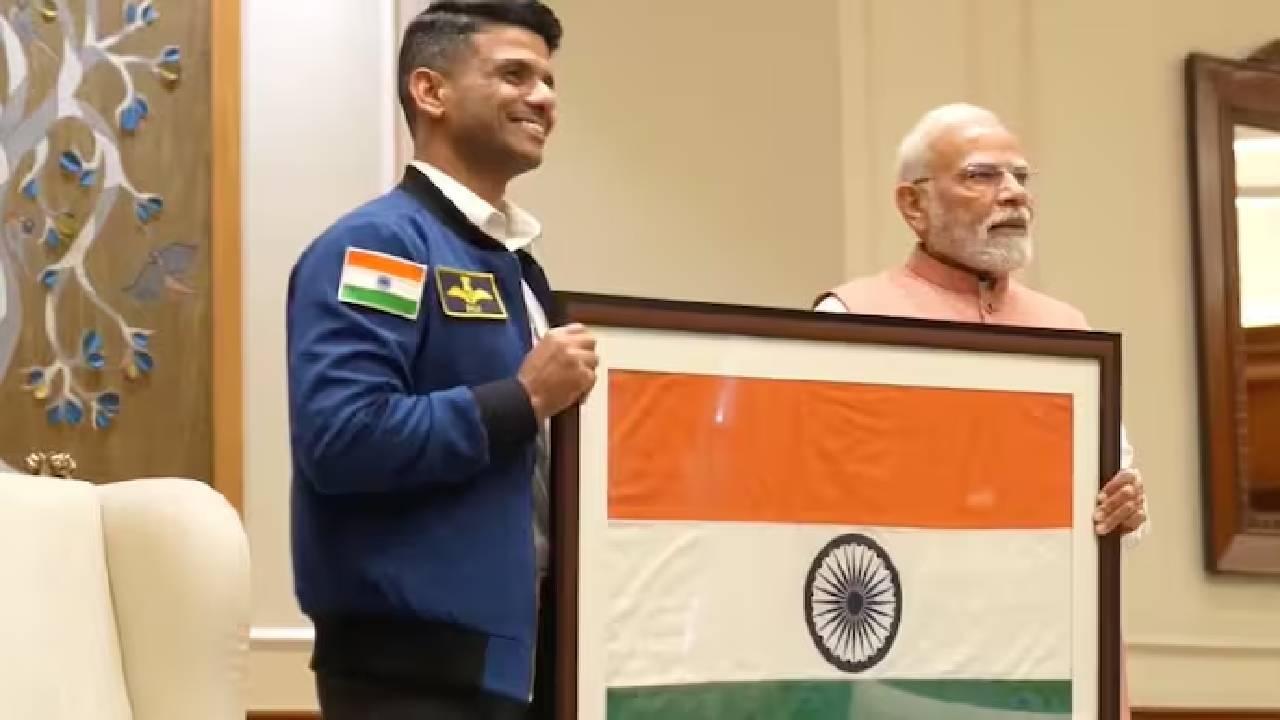 Shubhanshu Shukla: మోదీని కలిసి మర్చిపోలేని గిఫ్టుని ఇచ్చిన శుభాంశు శుక్లా Shubhanshu Shukla: మోదీని కలిసి మర్చిపోలేని గిఫ్టుని ఇచ్చిన శుభాంశు శుక్లా