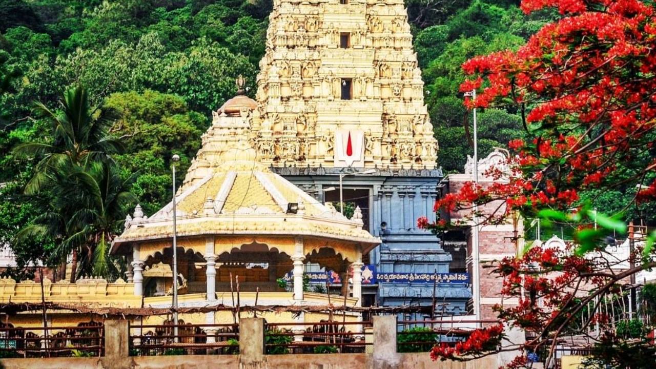 Simhachalam: స్వామివారి ఆభరణాలు భద్రమేనా..? సింహాచలం దేవస్థానంలో ఉన్నతాధికారుల కమిటీ తనిఖీలు.. Simhachalam: స్వామివారి ఆభరణాలు భద్రమేనా..? సింహాచలం దేవస్థానంలో ఉన్నతాధికారుల కమిటీ తనిఖీలు..
