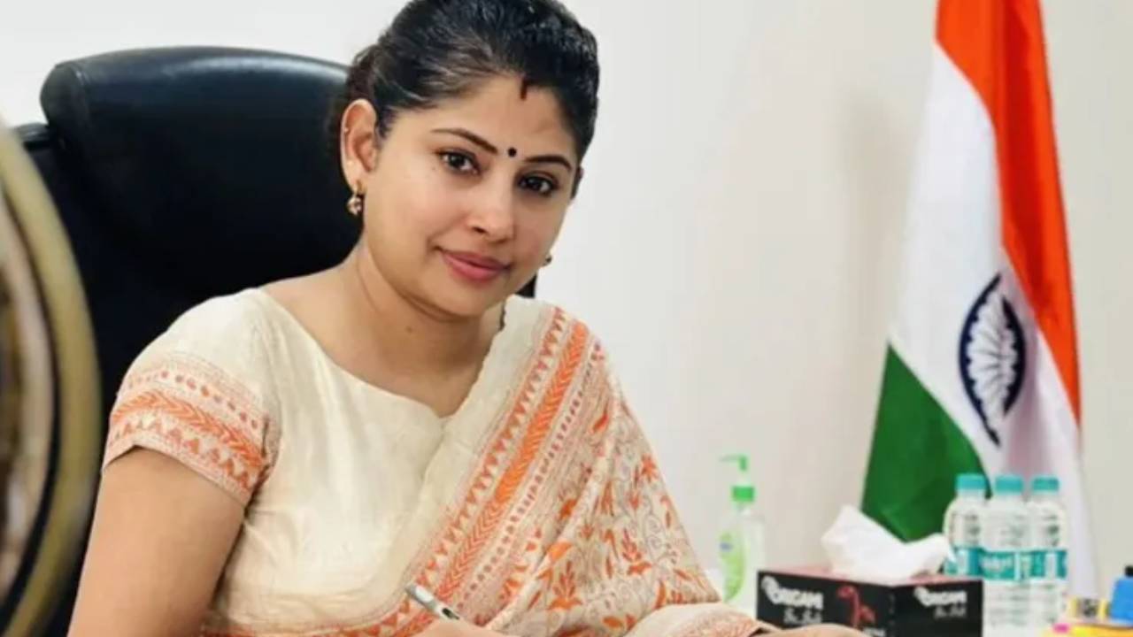 Smita Sabharwal : స్మితా సబర్వాల్ ఆరు నెలలు లీవ్.. కారణం ఇదే.. ఆసక్తికర ట్వీట్.. Smita Sabharwal : స్మితా సబర్వాల్ ఆరు నెలలు లీవ్.. కారణం ఇదే.. ఆసక్తికర ట్వీట్..