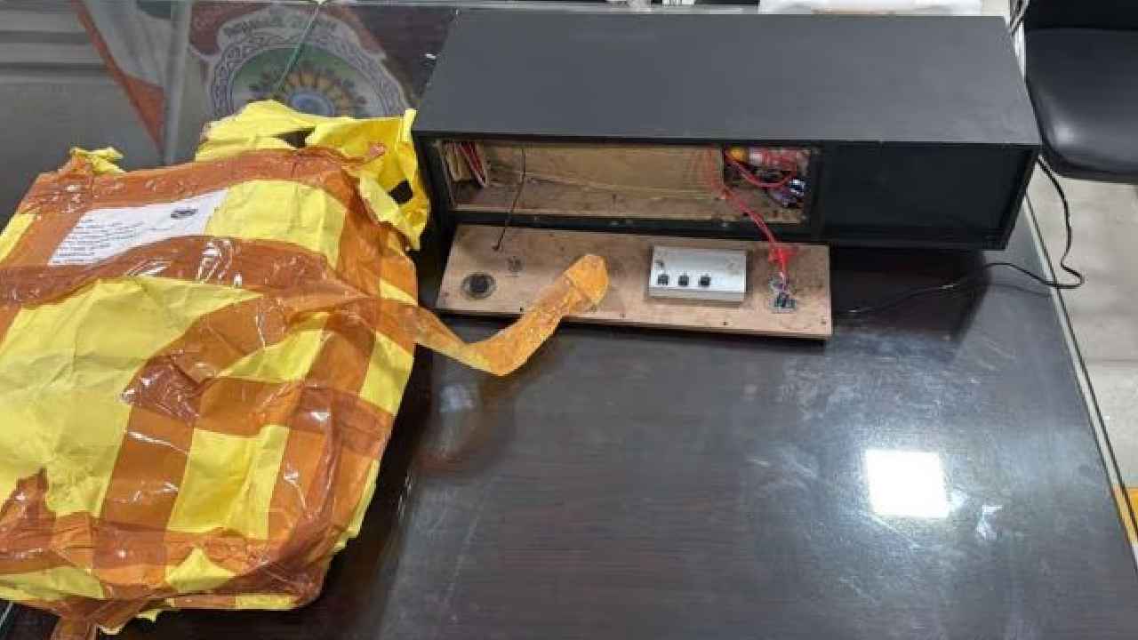 Speakers Gifting: వామ్మో.. స్పీకర్స్లో 2కిలోల పేలుడు పదార్ధాలు నింపి పెళ్లి గిఫ్ట్గా ఇచ్చాడు.. పెళ్లి కొడుకు మర్డర్కు ఖతర్నాక్ ప్లాన్.. Speakers Gifting: వామ్మో.. స్పీకర్స్లో 2కిలోల పేలుడు పదార్ధాలు నింపి పెళ్లి గిఫ్ట్గా ఇచ్చాడు.. పెళ్లి కొడుకు మర్డర్కు ఖతర్నాక్ ప్లాన్..