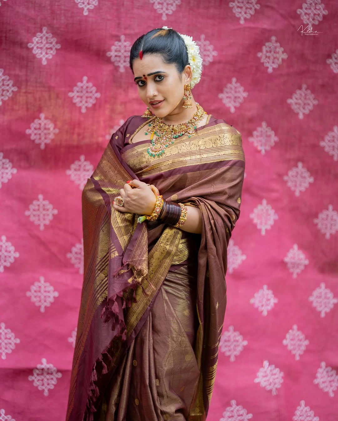 Sravanthi Chokarapu Perform Pooja in her Home