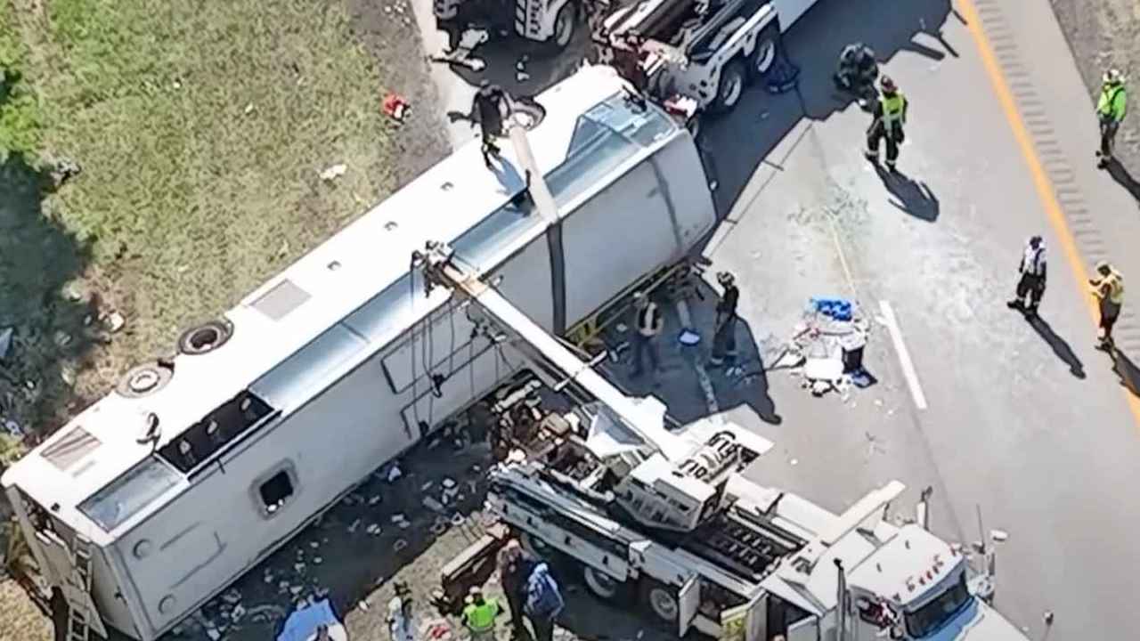 Tourist Bus Crashes: అమెరికాలో ఘోర రోడ్డు ప్రమాదం.. టూరిస్ట్ బస్సు బోల్తా.. పలువురు మృతి.. బాధితుల్లో భారతీయులు.. Tourist Bus Crashes: అమెరికాలో ఘోర రోడ్డు ప్రమాదం.. టూరిస్ట్ బస్సు బోల్తా.. పలువురు మృతి.. బాధితుల్లో భారతీయులు..