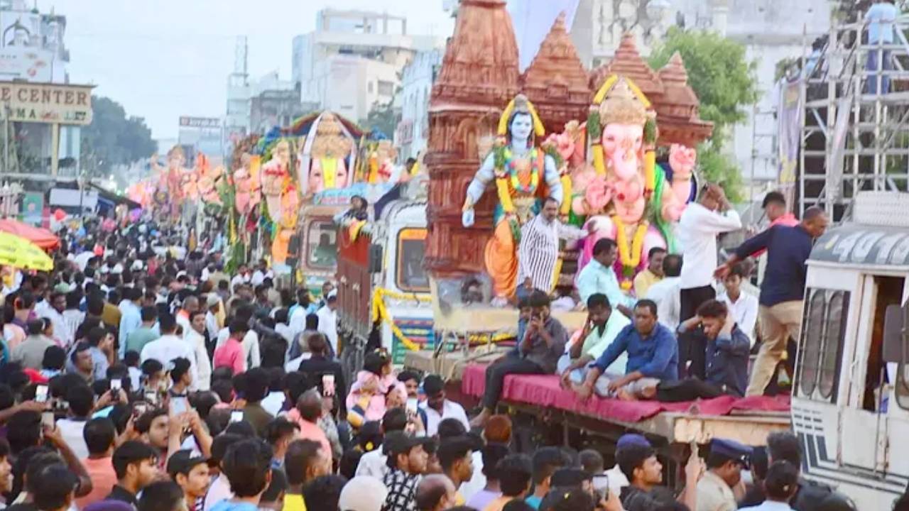 Traffic Restrictions : హైదరాబాద్లో సెప్టెంబర్ 5వరకు ఈ ప్రాంతాల్లో ట్రాఫిక్ ఆంక్షలు.. ప్రత్యామ్నాయ మార్గాలివే.. Traffic Restrictions : హైదరాబాద్లో సెప్టెంబర్ 5వరకు ఈ ప్రాంతాల్లో ట్రాఫిక్ ఆంక్షలు.. ప్రత్యామ్నాయ మార్గాలివే..