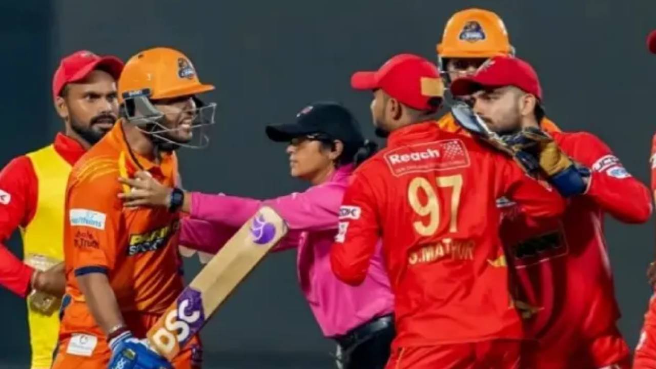 DPL 2025 : ఆపకుంటే కొట్టుకునే వాళ్లే.. ఢిల్లీ ప్రీమియర్ లీగ్లో ఘటన.. DPL 2025 : ఆపకుంటే కొట్టుకునే వాళ్లే.. ఢిల్లీ ప్రీమియర్ లీగ్లో ఘటన..