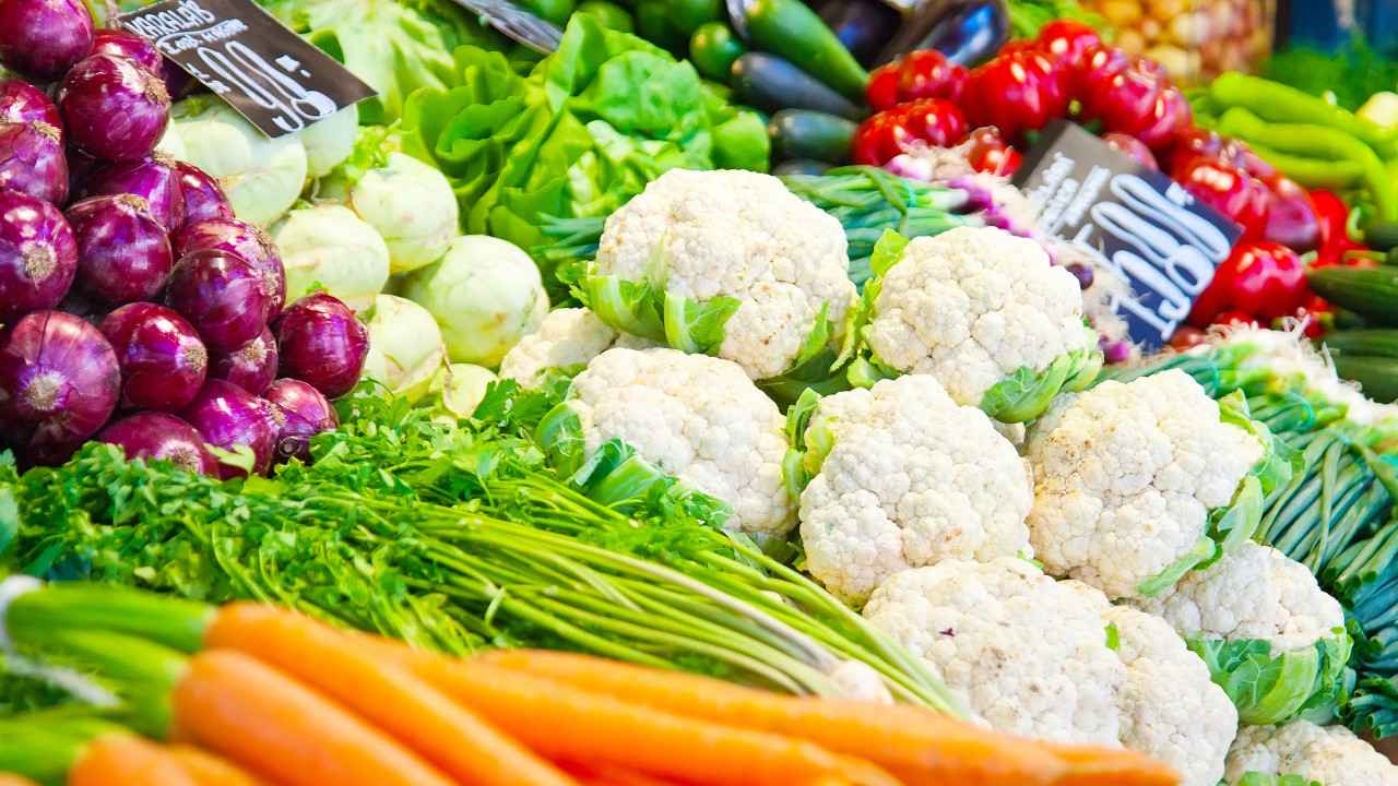 Vegetables Boil: కూరగాయలను బాగా ఉడికిస్తే ఏమవుతుంది? పోషకాలు తగ్గుతాయా? అసలు ఏ వెజిటబుల్స్ పచ్చిగా తినడం మంచిది.. Vegetables Boil: కూరగాయలను బాగా ఉడికిస్తే ఏమవుతుంది? పోషకాలు తగ్గుతాయా? అసలు ఏ వెజిటబుల్స్ పచ్చిగా తినడం మంచిది..