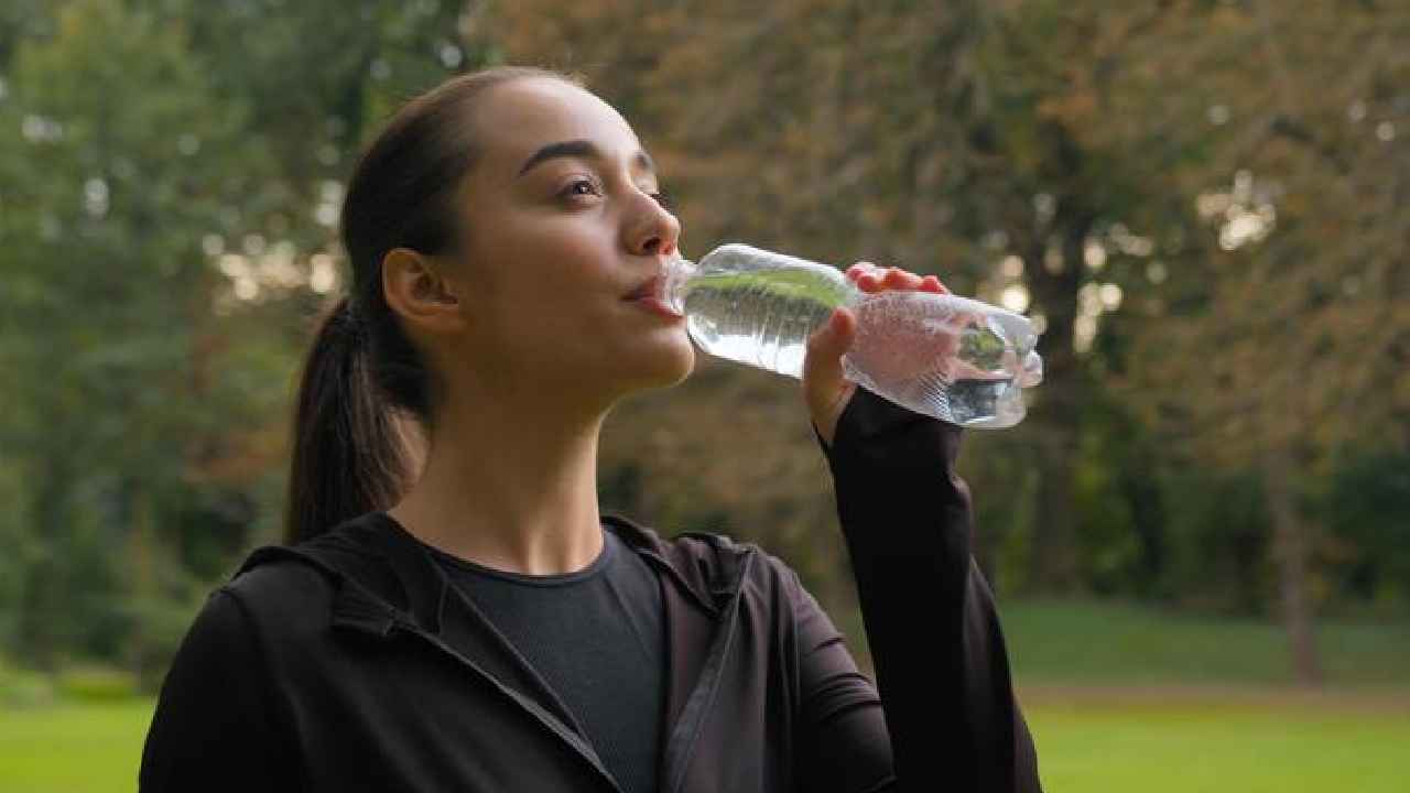Water Bottle Germs: అమ్మ బాబోయ్.. మీ వాటర్ బాటిల్లో కోట్ల క్రిములు..! అసలు బ్యాక్టీరియా ఎలా చేరుతుంది, బాటిల్ను క్లీన్ చేయడం ఎలా.. Water Bottle Germs: అమ్మ బాబోయ్.. మీ వాటర్ బాటిల్లో కోట్ల క్రిములు..! అసలు బ్యాక్టీరియా ఎలా చేరుతుంది, బాటిల్ను క్లీన్ చేయడం ఎలా..
