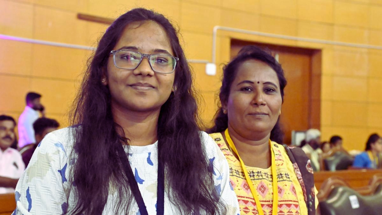 నీట్లో అర్హత సాధించిన తల్లీకూతుళ్లు.. ఒకే కాలేజీలో చేరకూడదని తల్లికి షరతు పెట్టిన కూతురు నీట్లో అర్హత సాధించిన తల్లీకూతుళ్లు.. ఒకే కాలేజీలో చేరకూడదని తల్లికి షరతు పెట్టిన కూతురు
