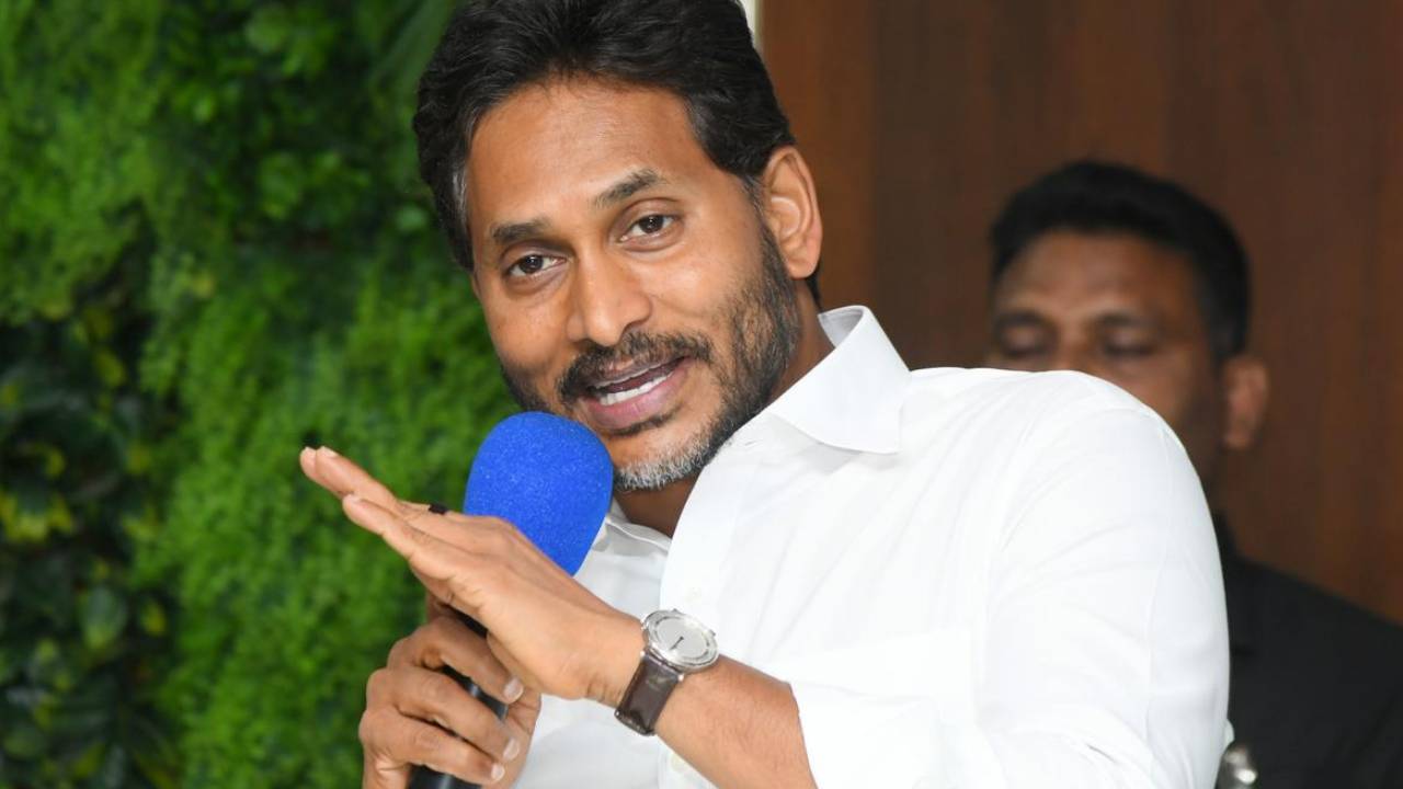 మూడేళ్లలో జరగబోయేది ఇదే.. నేను చెప్పేది వాస్తవం.. ప్రజలు సిద్ధంగా ఉన్నారు.. వైఎస్ జగన్ సంచలన కామెంట్స్.. మూడేళ్లలో జరగబోయేది ఇదే.. నేను చెప్పేది వాస్తవం.. ప్రజలు సిద్ధంగా ఉన్నారు.. వైఎస్ జగన్ సంచలన కామెంట్స్..