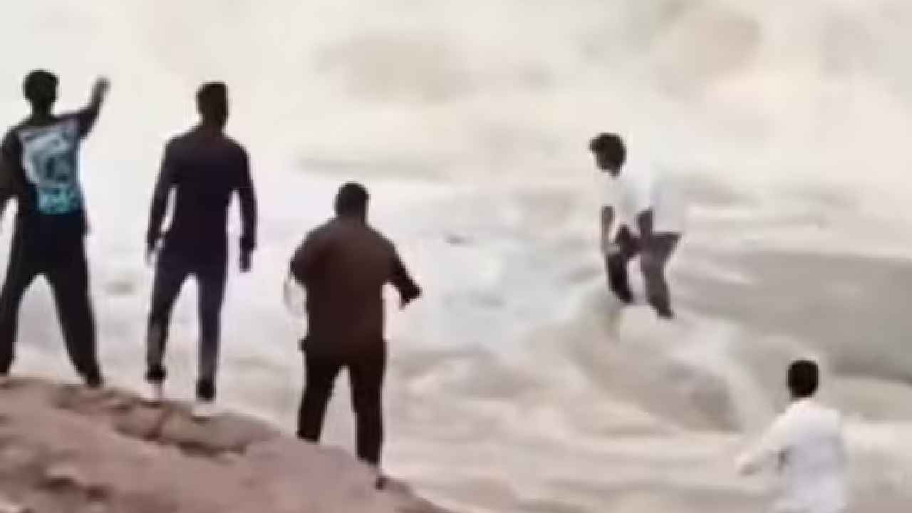 Youtuber Swept Away: ఓ మై గాడ్.. వీడియో తీస్తుండగా ఊహించని ఘోరం.. కళ్ల ముందే కొట్టుకుపోయిన యూట్యూబర్.. Youtuber Swept Away: ఓ మై గాడ్.. వీడియో తీస్తుండగా ఊహించని ఘోరం.. కళ్ల ముందే కొట్టుకుపోయిన యూట్యూబర్..