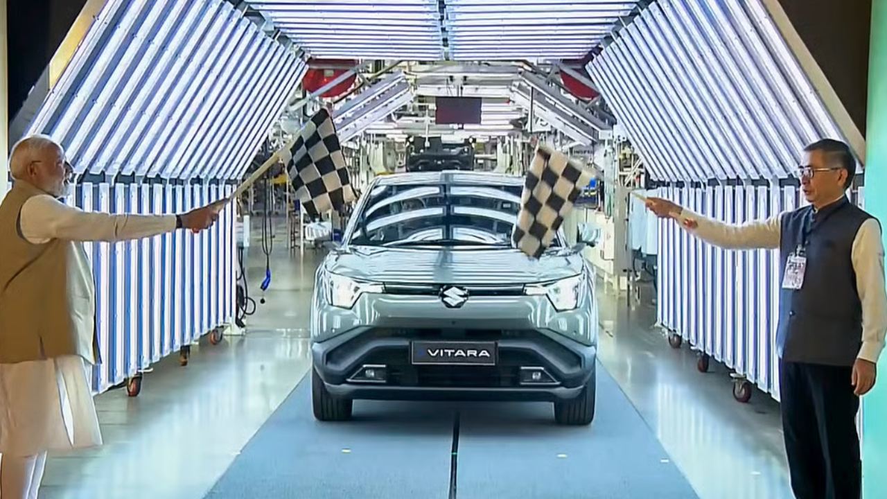 e-Vitara Car : మోదీ జెండా ఊపి ప్రారంభించిన ఈ-విటారా.. 100కు పైగా దేశాలకు ఎగుమతి చేసే ఈ కార్ రేటు..! e-Vitara Car : మోదీ జెండా ఊపి ప్రారంభించిన ఈ-విటారా.. 100కు పైగా దేశాలకు ఎగుమతి చేసే ఈ కార్ రేటు..!