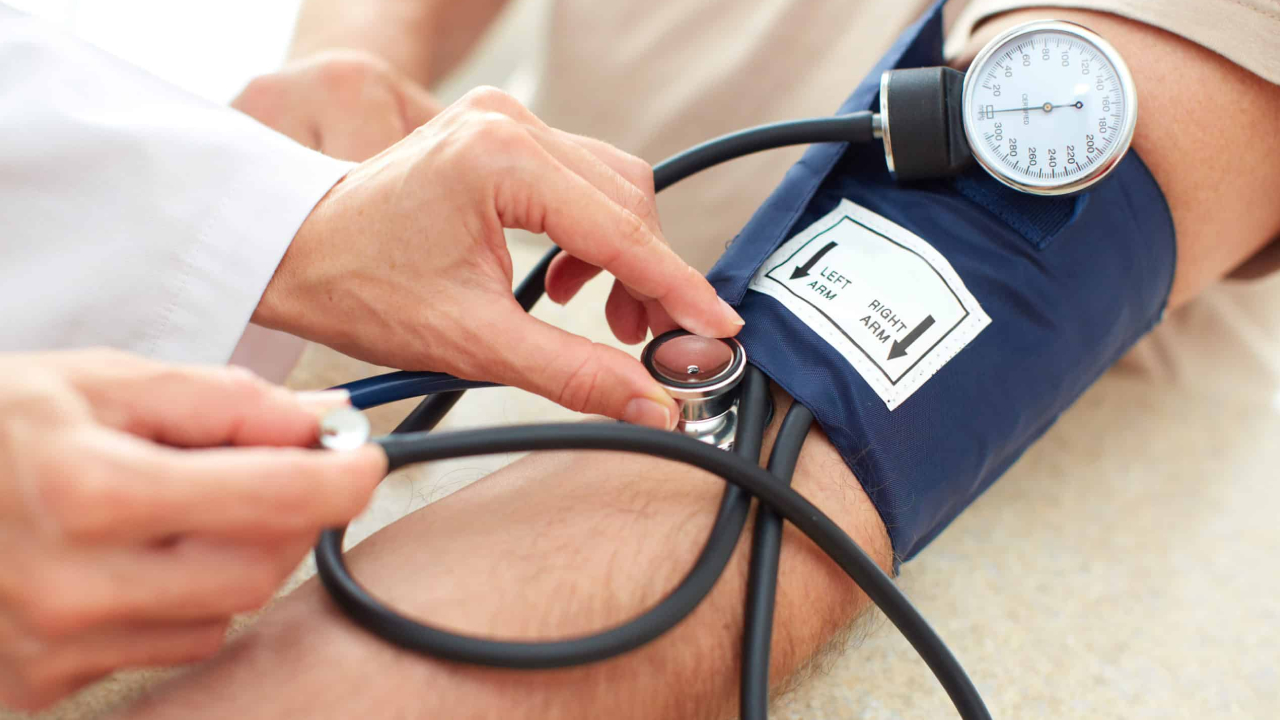 Blood Pressure: అధిక రక్తపోటుతో అధిక ప్రమాదం.. ప్రాణాపాయం కావచ్చు.. చాలా జాగ్రత్తగా ఉండాలి Blood Pressure: అధిక రక్తపోటుతో అధిక ప్రమాదం.. ప్రాణాపాయం కావచ్చు.. చాలా జాగ్రత్తగా ఉండాలి