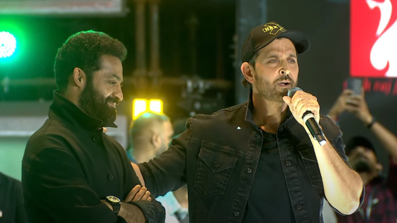 Hrithik Roshan : నా బ్రదర్ ఎన్టీఆర్.. మీరంతా నాకు ప్రామిస్ చేయాలి.. షూట్ లో ఎన్టీఆర్ ని చూసి నొప్పితోనే.. Hrithik Roshan : నా బ్రదర్ ఎన్టీఆర్.. మీరంతా నాకు ప్రామిస్ చేయాలి.. షూట్ లో ఎన్టీఆర్ ని చూసి నొప్పితోనే..