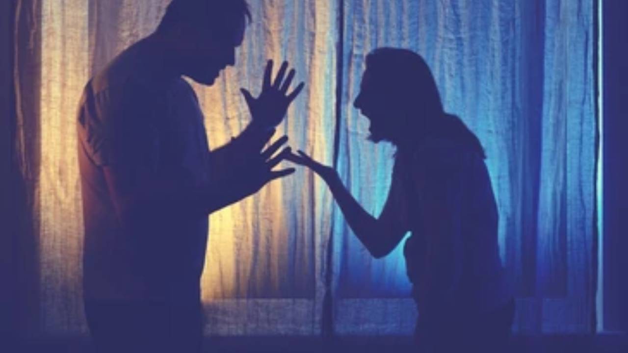 husband and wife : కుటుంబంలో చిచ్చు పెట్టిన సీరియల్.. భార్యాభర్తల మధ్య ఘర్షణ.. ఆత్మహత్యాయత్నం husband and wife : కుటుంబంలో చిచ్చు పెట్టిన సీరియల్.. భార్యాభర్తల మధ్య ఘర్షణ.. ఆత్మహత్యాయత్నం