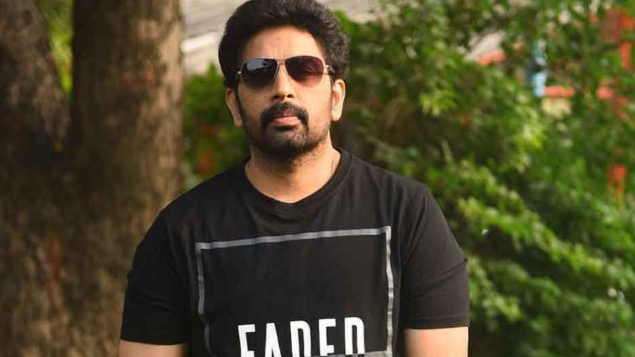 JD Chakravarthy : డైరెక్టర్ చెప్పాడని ప్యాంట్ ఇప్పేసి.. హైదరాబాద్ రోడ్ల మీద పరిగెత్తిన నటుడు.. JD Chakravarthy : డైరెక్టర్ చెప్పాడని ప్యాంట్ ఇప్పేసి.. హైదరాబాద్ రోడ్ల మీద పరిగెత్తిన నటుడు..