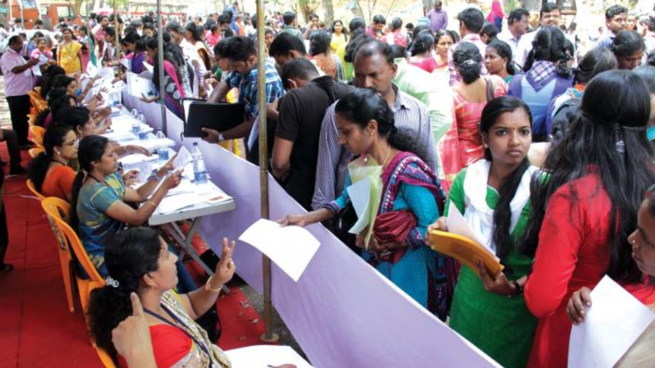 Job Mela: నిరుద్యోగుల కోసం భారీ జాబ్ మేళా.. ఏస్బీఐ, కియా సంస్థల్లో అవకాశాలు.. అస్సలు మిస్ అవకండి Job Mela: నిరుద్యోగుల కోసం భారీ జాబ్ మేళా.. ఏస్బీఐ, కియా సంస్థల్లో అవకాశాలు.. అస్సలు మిస్ అవకండి