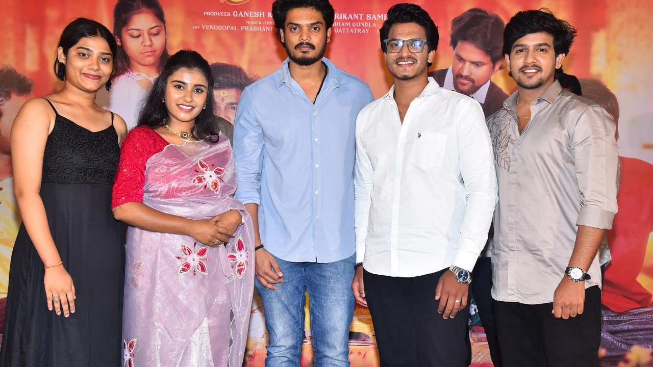 Pellilo Pelli : ‘పెళ్లిలో పెళ్లి’ టైటిల్, ఫస్ట్ లుక్ లాంచ్.. ఆకాష్ పూరి చేతుల మీదుగా.. Pellilo Pelli : ‘పెళ్లిలో పెళ్లి’ టైటిల్, ఫస్ట్ లుక్ లాంచ్.. ఆకాష్ పూరి చేతుల మీదుగా..