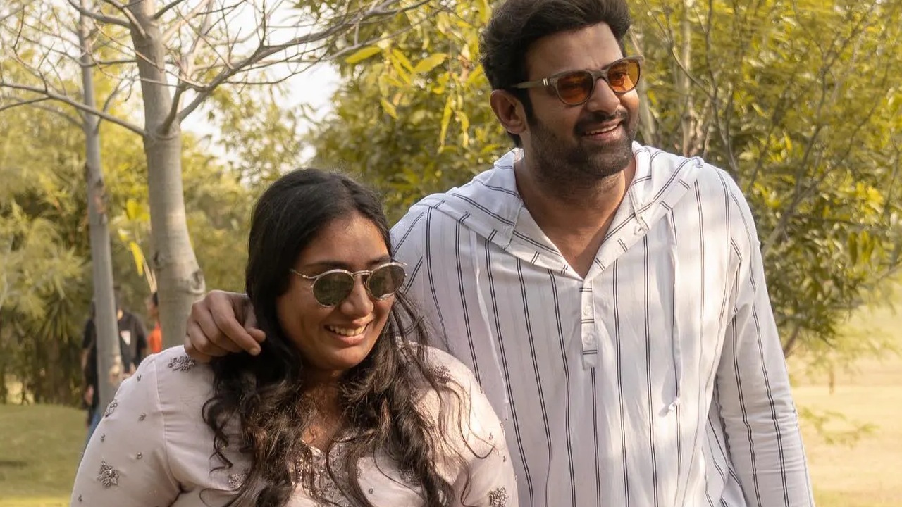 Prabhas Sister : ప్రభాస్ చెల్లి ఎంత పని చేసింది.. రాఖీ రోజు అందరితో ఫొటోలు షేర్ చేసి.. నిరాశలో ఫ్యాన్స్.. Prabhas Sister : ప్రభాస్ చెల్లి ఎంత పని చేసింది.. రాఖీ రోజు అందరితో ఫొటోలు షేర్ చేసి.. నిరాశలో ఫ్యాన్స్..