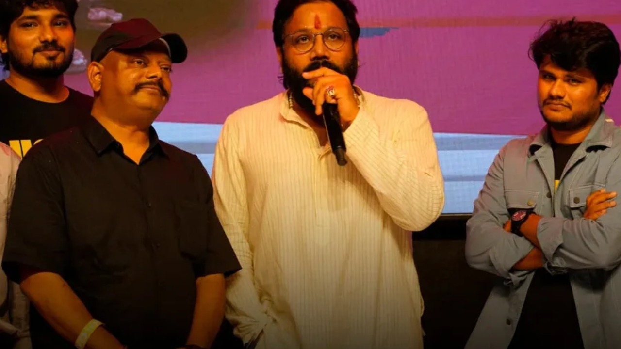 Sandeep Reddy Vanga : ఎవరెవరివో సినిమాలు చూస్తున్నారు.. ఈ సినిమా చూడండి.. నిర్మాత నా LKG దోస్త్.. Sandeep Reddy Vanga : ఎవరెవరివో సినిమాలు చూస్తున్నారు.. ఈ సినిమా చూడండి.. నిర్మాత నా LKG దోస్త్..