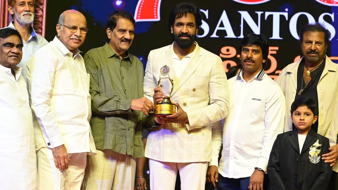 Santosham Awards : సంతోషం అవార్డ్స్.. కన్నప్ప సినిమాకు మూడు తరాలకు అవార్డులు.. Santosham Awards : సంతోషం అవార్డ్స్.. కన్నప్ప సినిమాకు మూడు తరాలకు అవార్డులు..