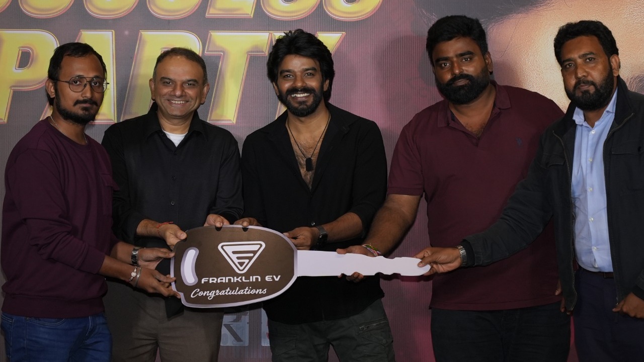 Sudigali Sudheer : ‘సర్కార్’ షో విన్నర్స్ కి బైక్స్ అందించిన సుడిగాలి సుధీర్.. Sudigali Sudheer : ‘సర్కార్’ షో విన్నర్స్ కి బైక్స్ అందించిన సుడిగాలి సుధీర్..