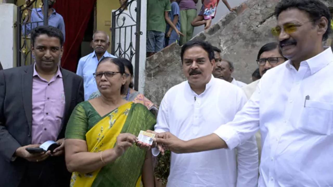 Smart Rice Cards : ఏపీ ప్రజలకు గుడ్న్యూస్.. ఈ జిల్లాల్లోని లబ్ధిదారులకు స్మార్ట్ రేషన్ కార్డులు.. వీటి వల్ల ఉపయోగాలు ఏమిటో తెలుసా..? Smart Rice Cards : ఏపీ ప్రజలకు గుడ్న్యూస్.. ఈ జిల్లాల్లోని లబ్ధిదారులకు స్మార్ట్ రేషన్ కార్డులు.. వీటి వల్ల ఉపయోగాలు ఏమిటో తెలుసా..?