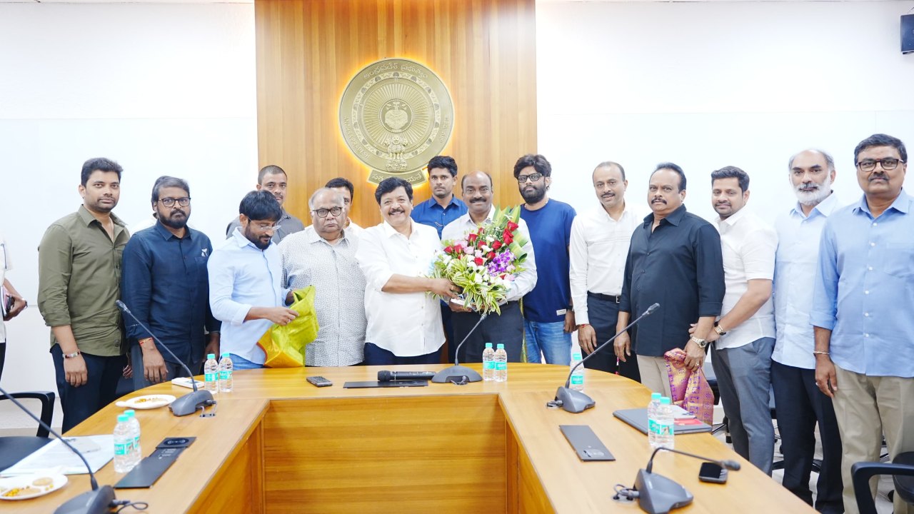 Kandula Durgesh : సినిమాటోగ్రఫీ మంత్రి కందుల దుర్గేష్ తో నిర్మాతల భేటీ.. సమ్మె గురించి మాట్లాడలేదు.. అది వాళ్ళు చూసుకుంటారు.. Kandula Durgesh : సినిమాటోగ్రఫీ మంత్రి కందుల దుర్గేష్ తో నిర్మాతల భేటీ.. సమ్మె గురించి మాట్లాడలేదు.. అది వాళ్ళు చూసుకుంటారు..